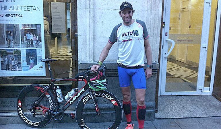 Ricardo Abad pasó por Vitoria dentro de su reto solidario.