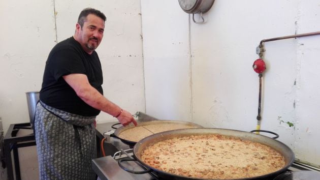 Juan Carlos Carrasco, delante de las paelleras con arroz, boletus, chocos y langostinos