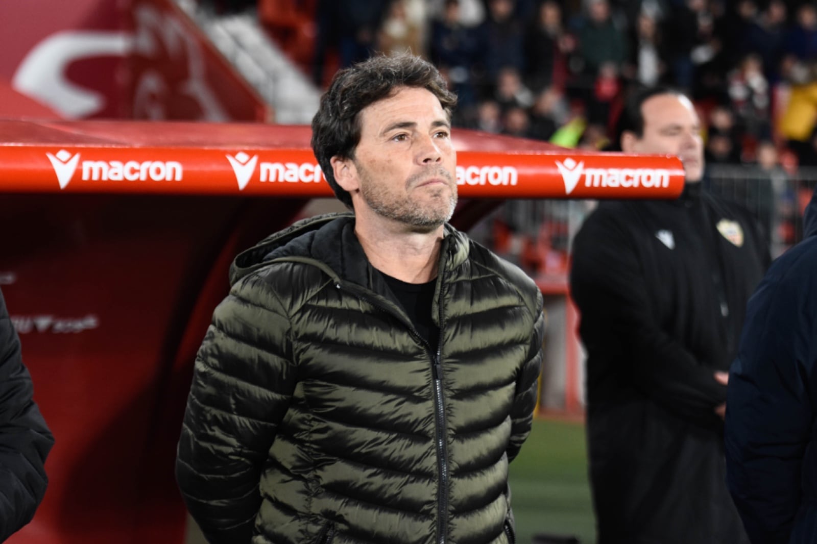 Rubi en la banda del Estadio de los Juegos Mediterráneos.