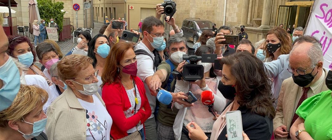 La presidenta del Gobierno de La Rioja habla con los vecinos del Camero Viejo y las Siete Villas que protestan contra la reorganización de urgencias.