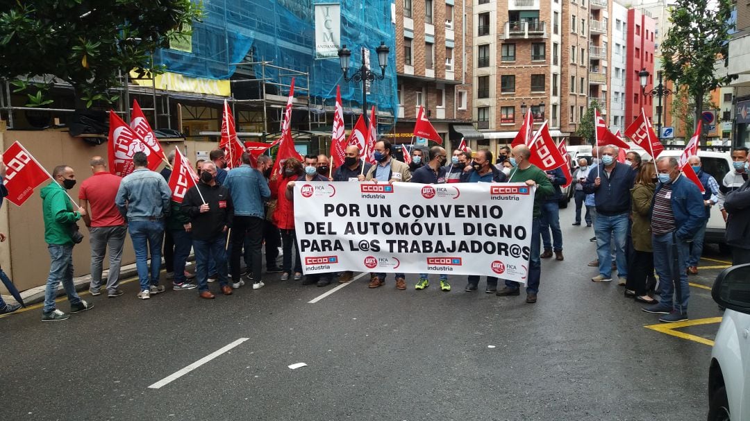 Los manifestantes cortan la calle frente a la sede de ASPA en la capital