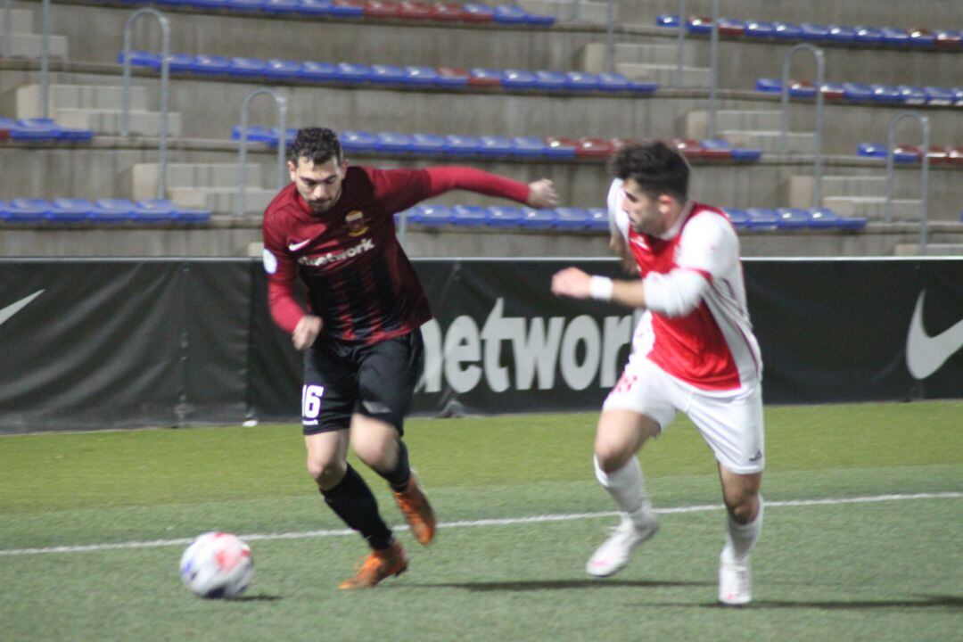 Juanjo Chavalés intenta irse de su marcador