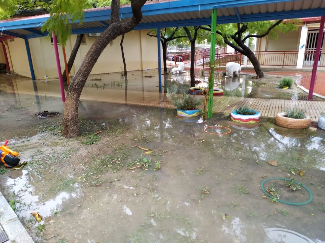Accesos inundados del colegio Santo Ángel de la Guarda para niños con necesiddes especiales