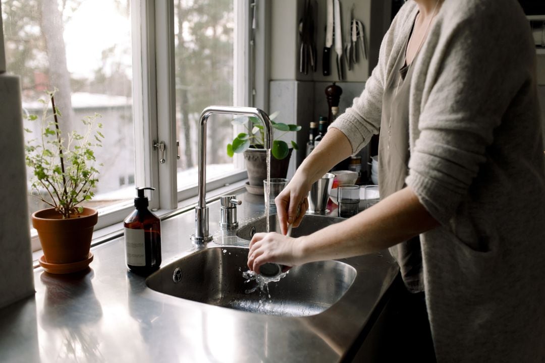 Cocinar con el agua caliente directamente del grifo no es buena idea. 