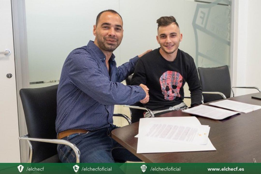 Borja, a la derecha, con el director deportivo del Elche Jorge Cordero