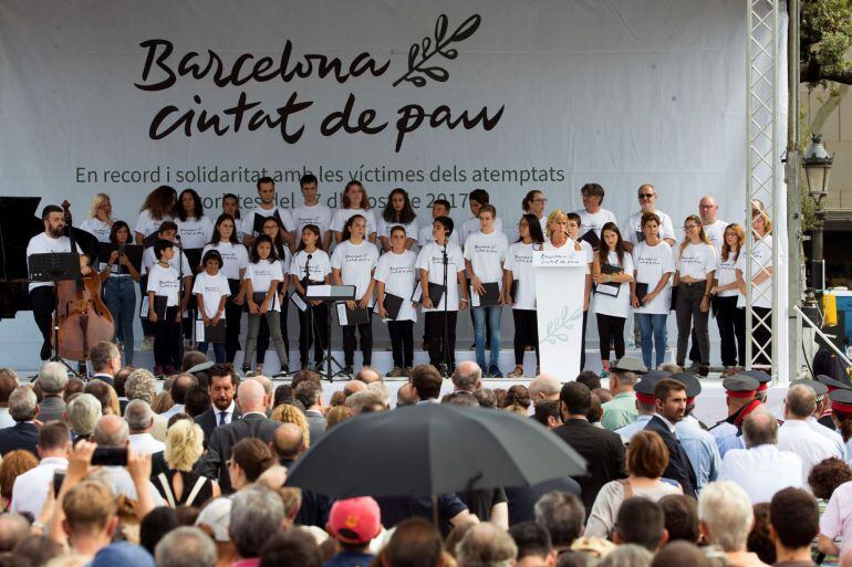  El coro canta durante el homenaje a las víctimas de los atentados del 17A, bajo el lema &quot;Barcelona, ciudad de paz&quot;, un acto organizado por el Ayuntamiento de la capital catalana, que ha contado con la participación de unas 150 víctimas y familiares de do