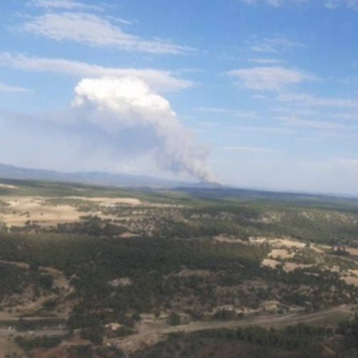 Se reactiva el incendio forestal de Víllora que ya se había dado por controlado