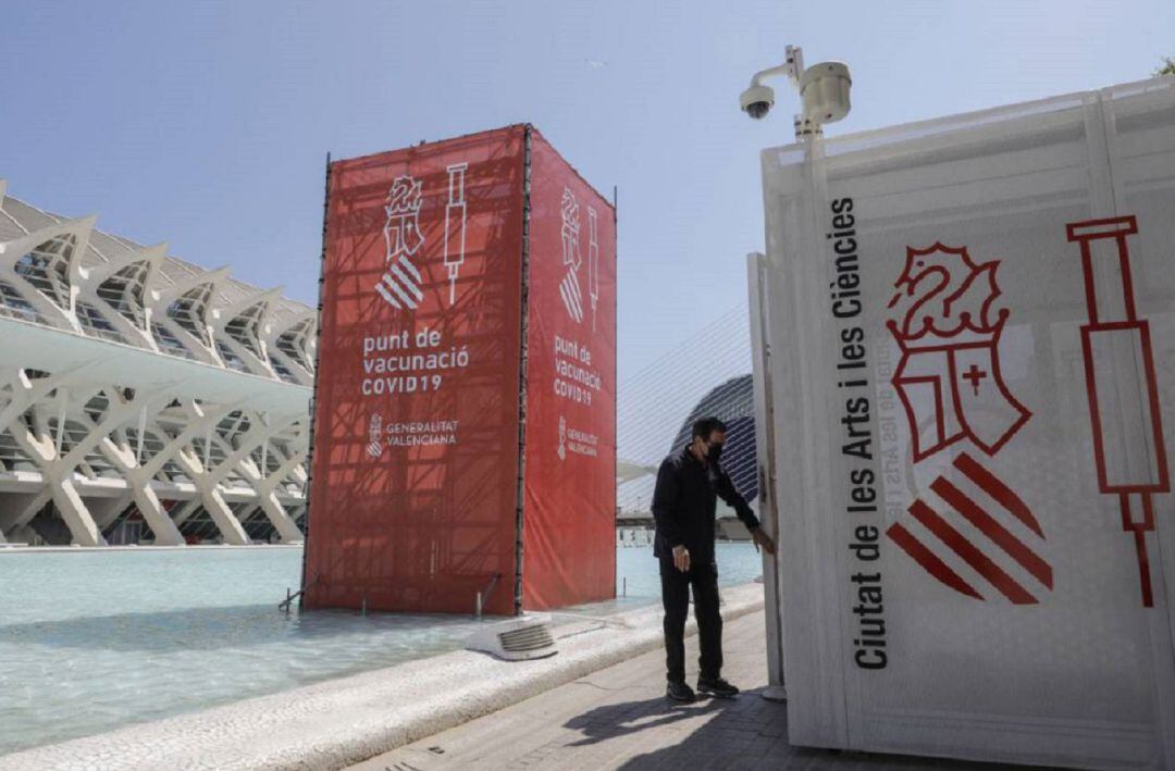 Punto de vacunación en la Ciudad de las Artes y las Ciencias de València que se instaló el pasado mes de abril.