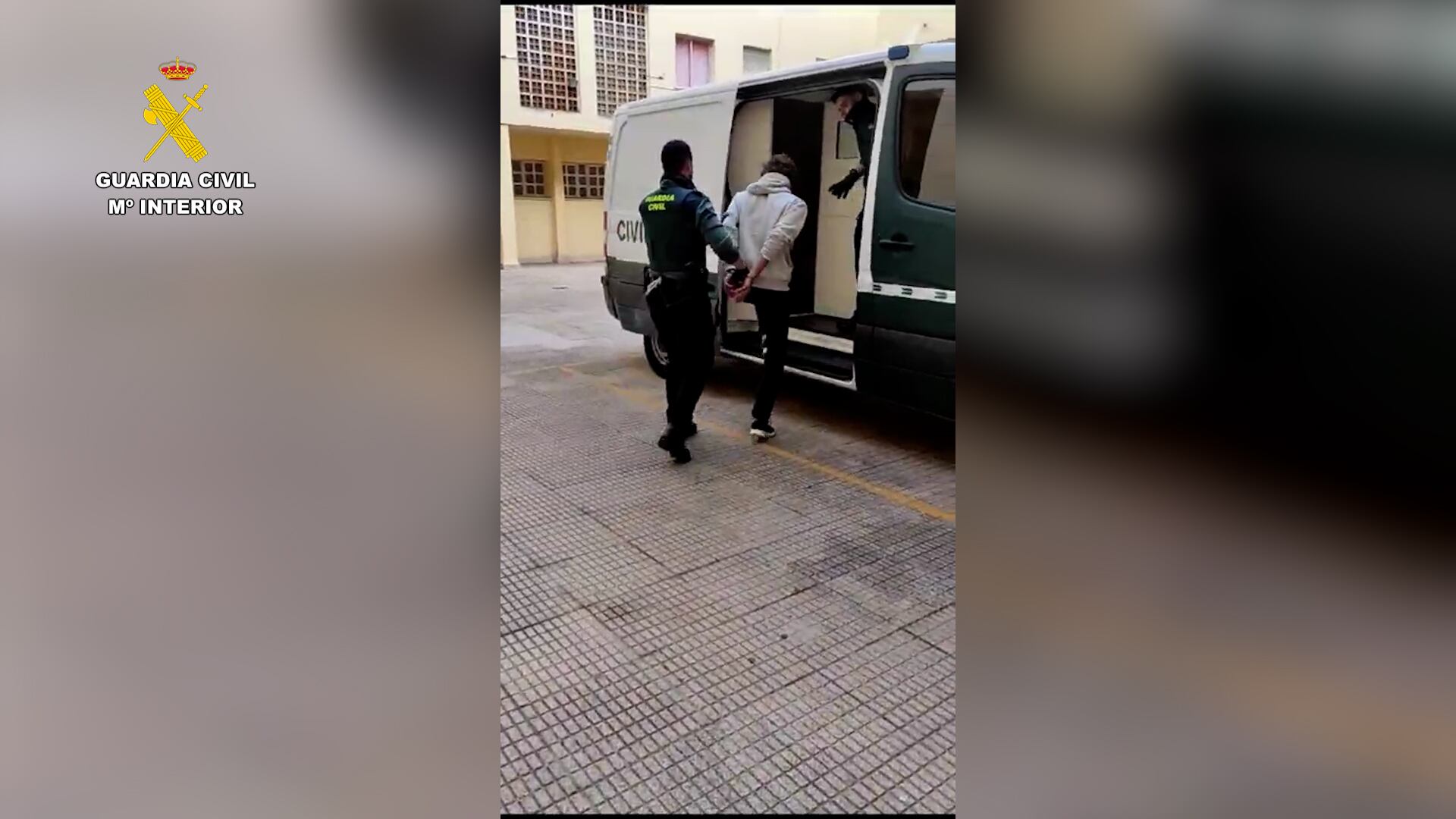 El detenido es trasladado por agentes de la Guardia Civil de Gandia.