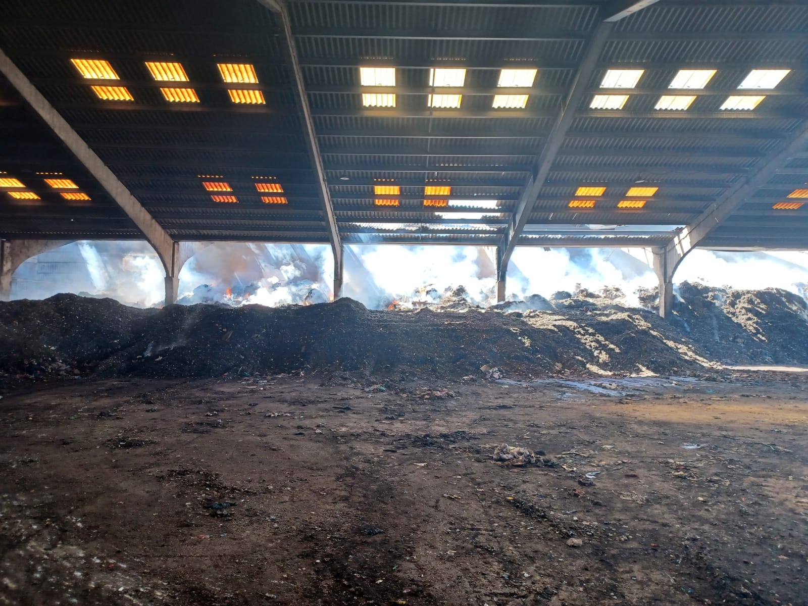 Imagen del interior de la nave afectada por las llamas.