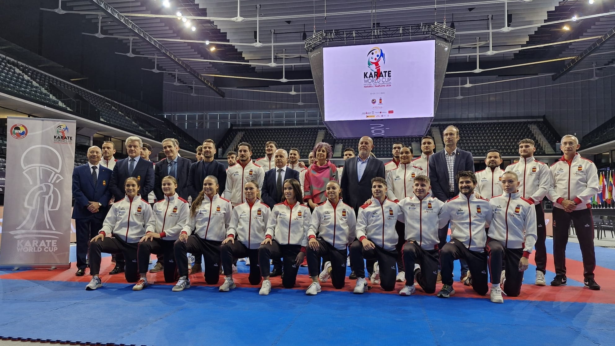 La selección española de karate con las autoridades en la previa de la Copa del Mundo en Pamplona