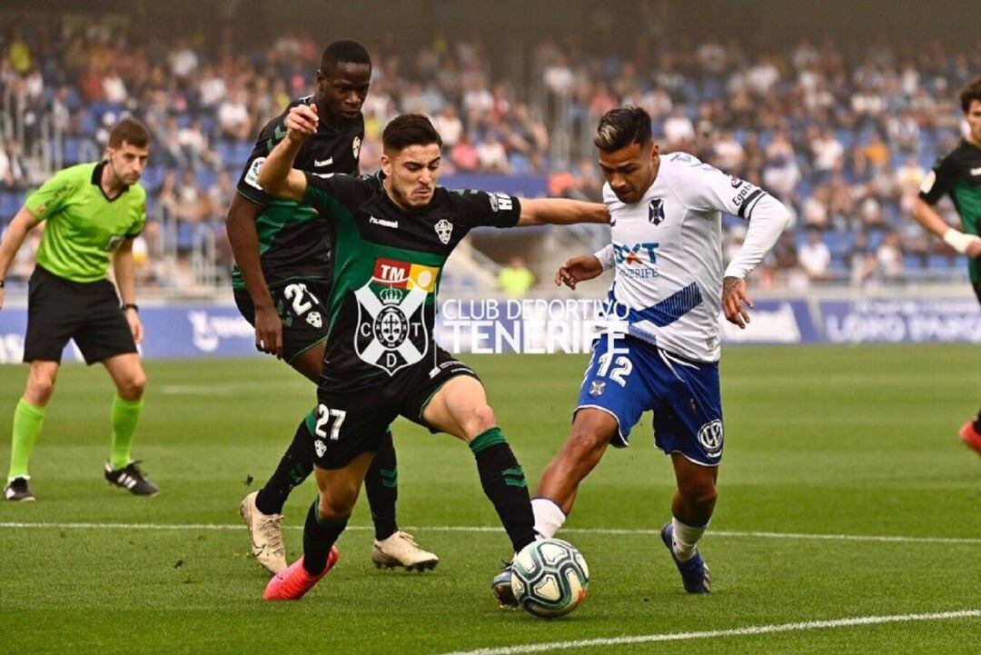 Un momento del Tenerife-Elche en el Heliodoro