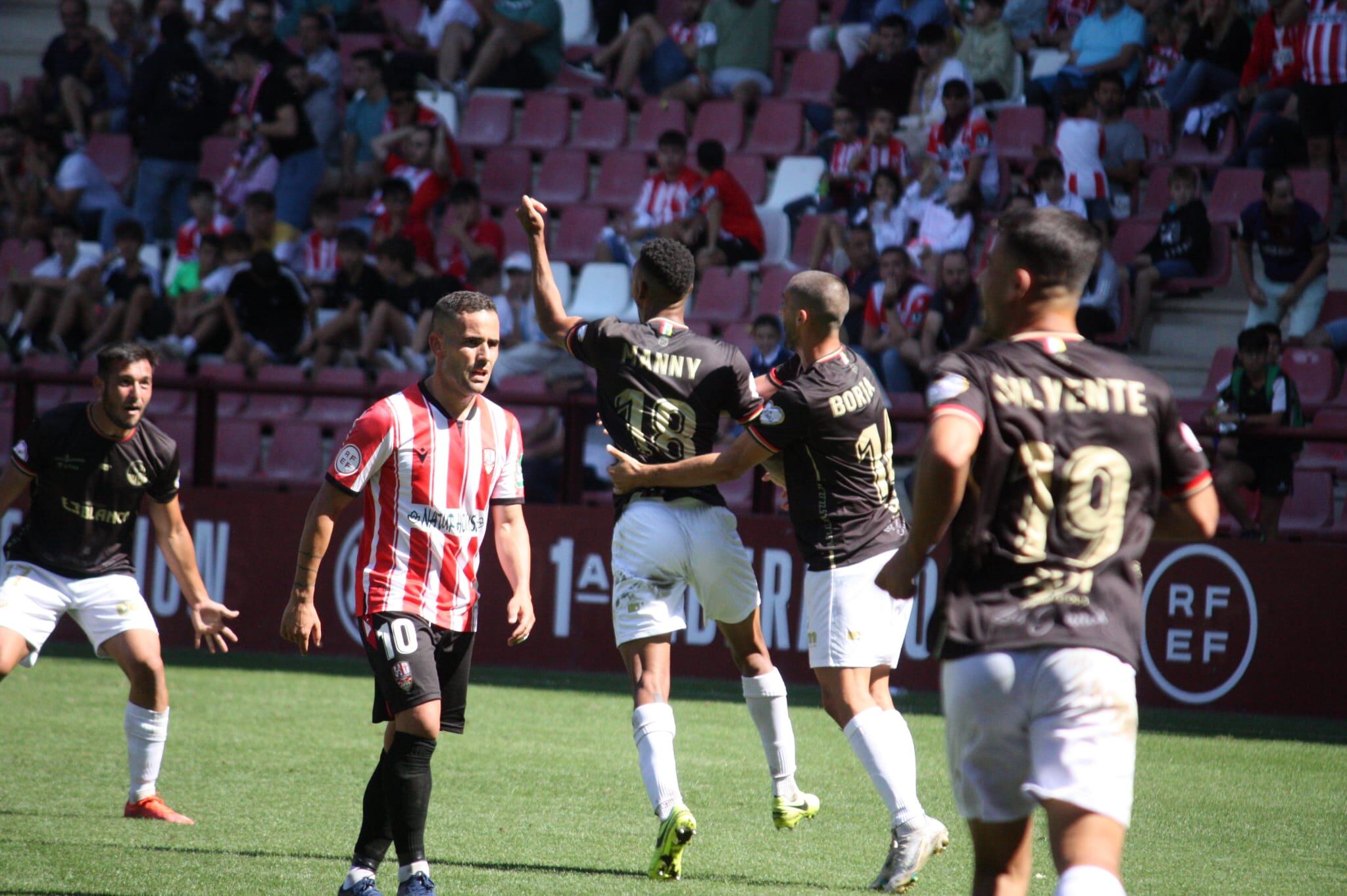 Manny Rodríguez celebra el tercer tanto de la SD Logroñés junto a Borja Martínez / SD Logroñés