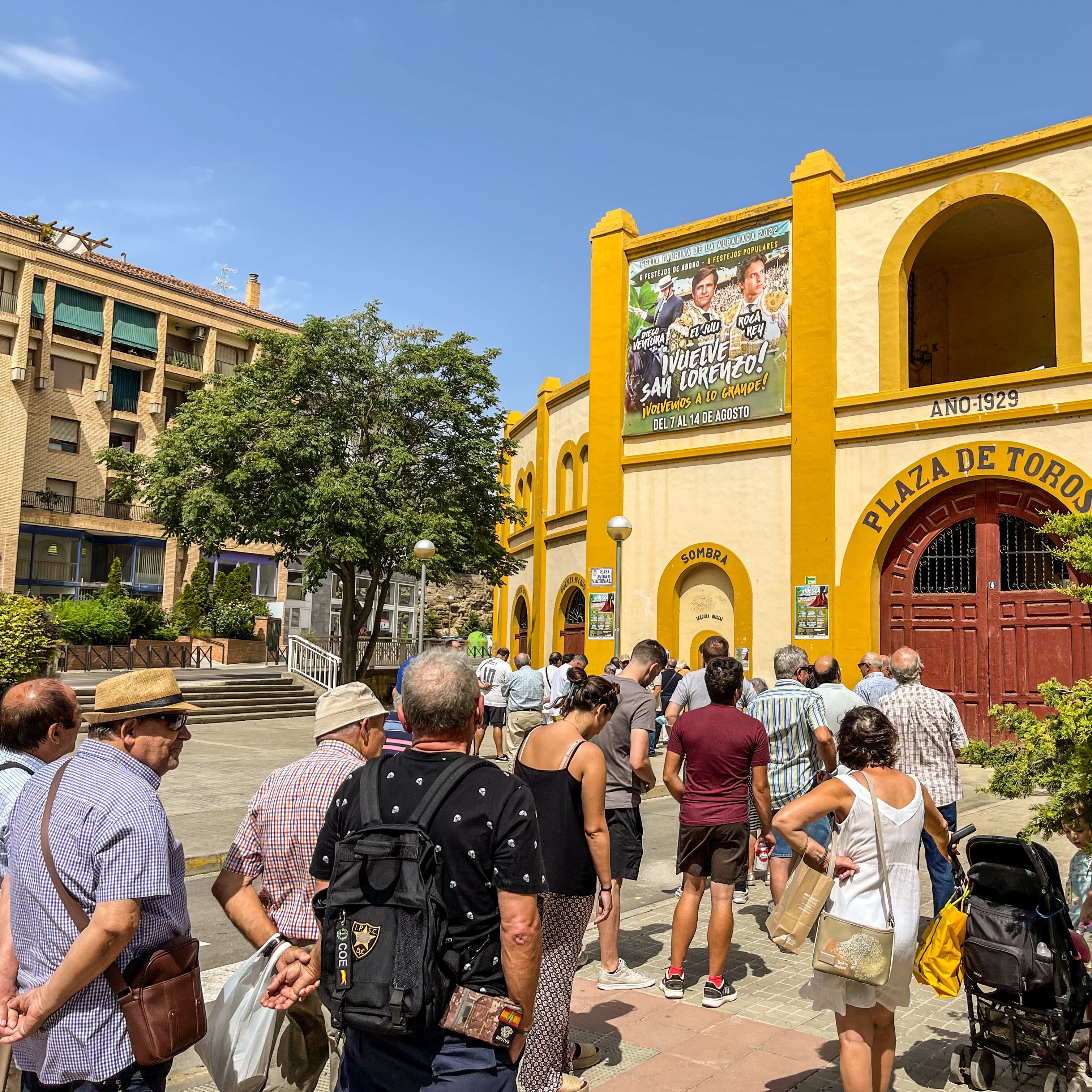 Grandes filas de aficionados oscenses a las puertas de la plaza de toros para renovar sus abonos