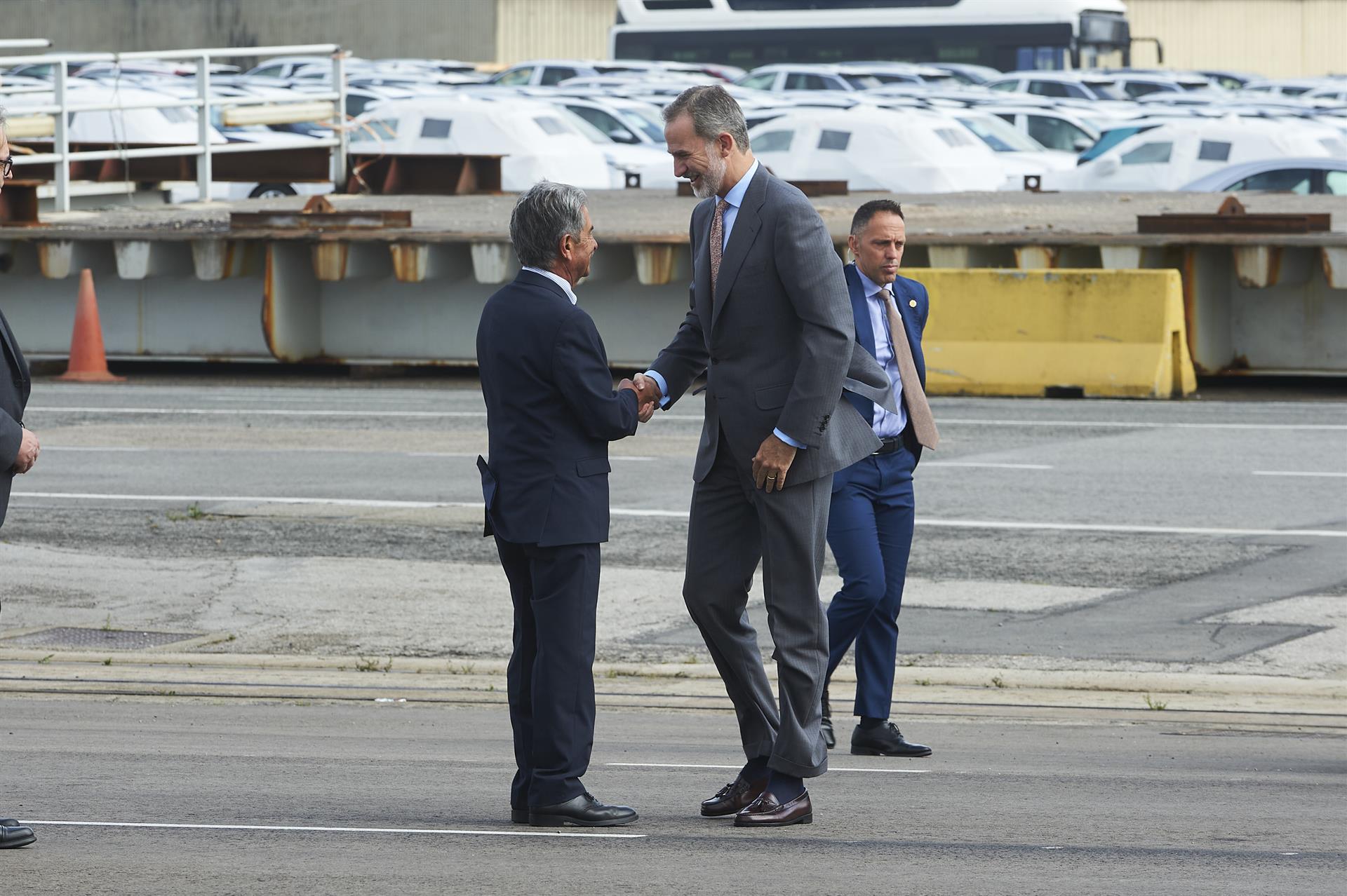 Revilla y Felipe VI a su llegada al puerto de Santander.