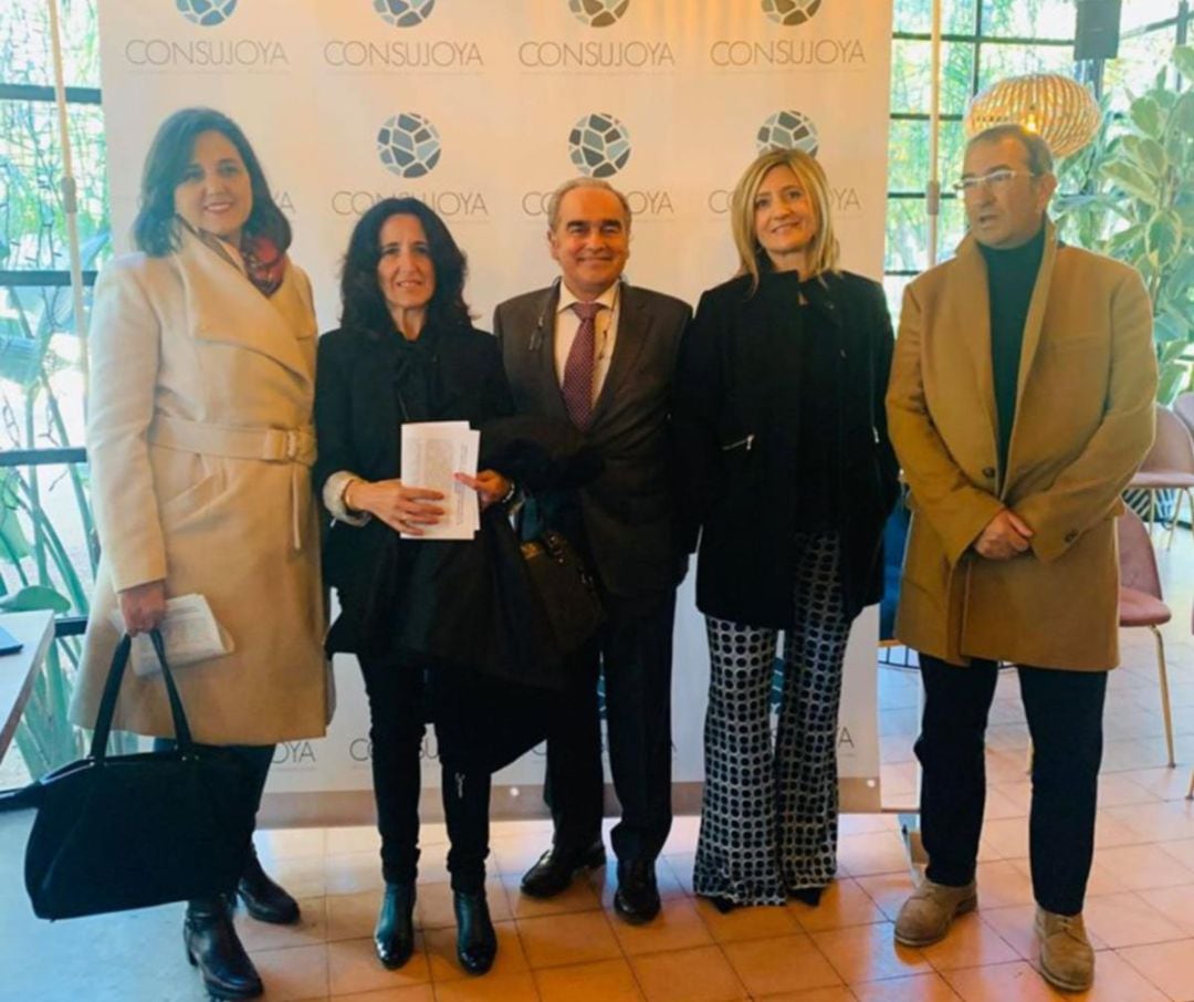 Rafael Valenzuela, en el centro de la foto. Presentación de CONSUJOYA (Foto: Facebook de CONSUJOYA).