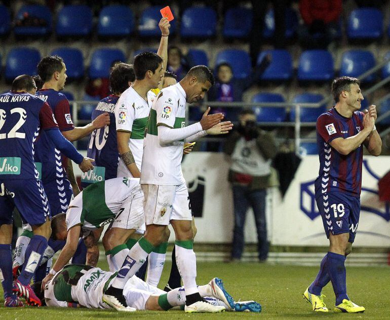 GRA465. EIBAR, 16/02/2015.- El colegiado Prieto Iglesias, muestra tarjeta roja al delantero italiano del Eibar, Federico Piovaccari (d), tras una entrada sobre el defensa del Elche, Eduardo Albacar (suelo), durante el encuentro correspondiente a la vigésimo tercera jornada de Liga en Primera División, que han disputado esta noche en el estadio de Ipurúa de la localidad armera. EFE/Javier Etxezarreta.