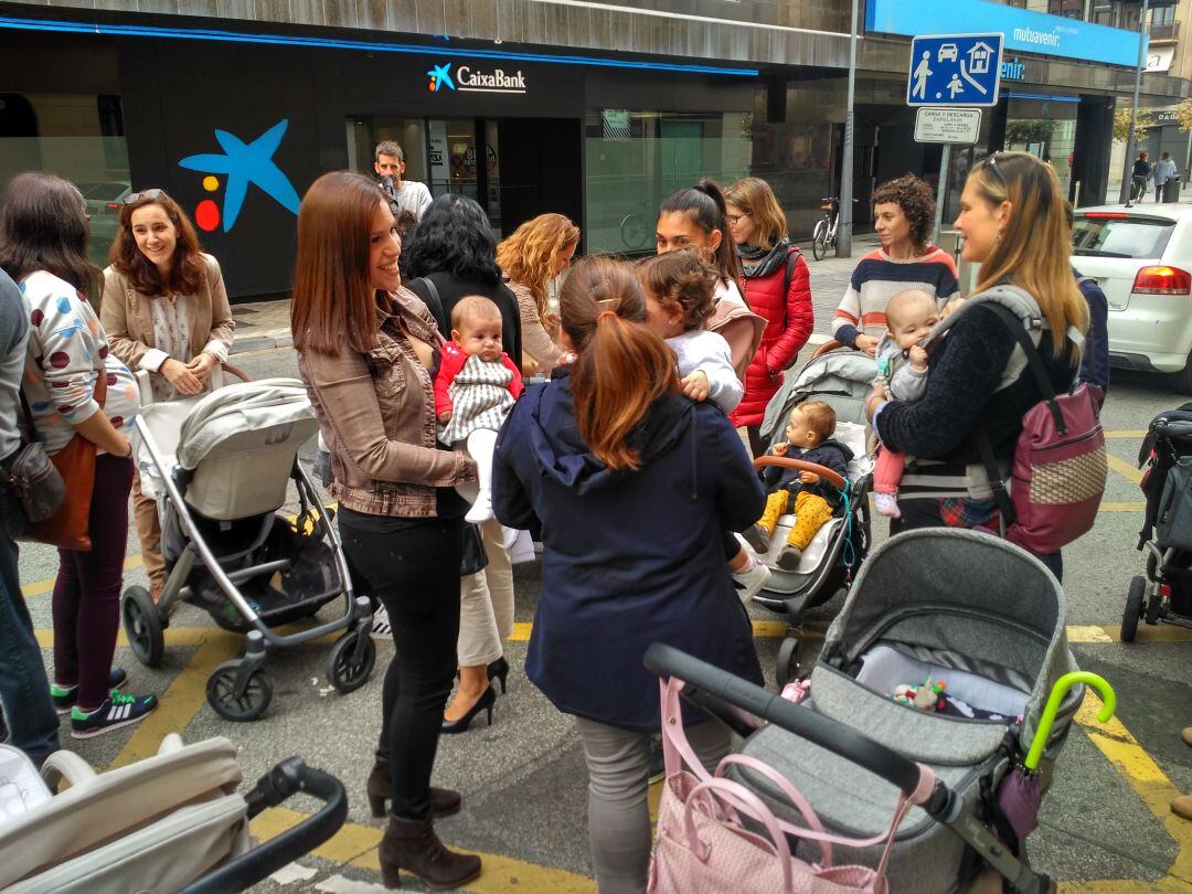 El grupo de madres navarras, con sus hijos, momentos antes de reunirse con el Defensor del Pueblo de Navarra. 