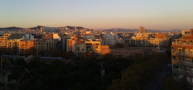 Una imatge de Barcelona on es pot comprovar la capa de contaminació que cobreix la ciutat