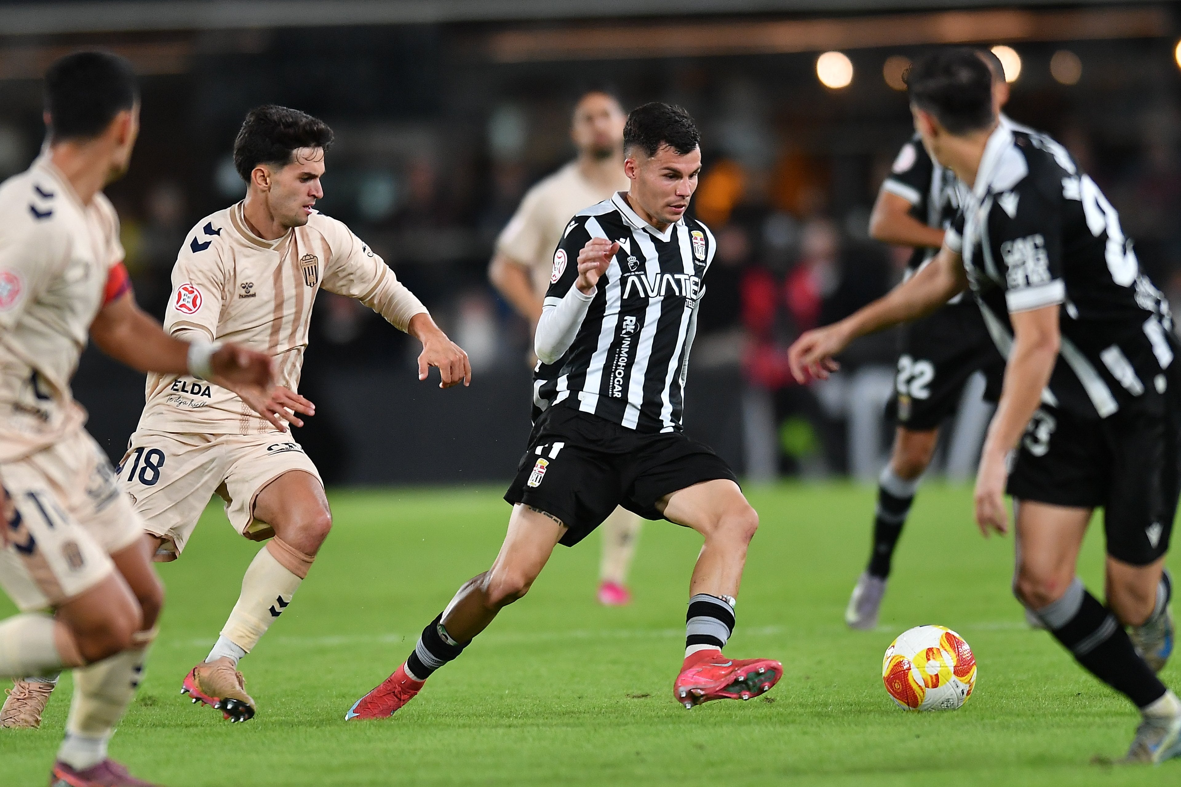 Luismi Redondo mueve el balón