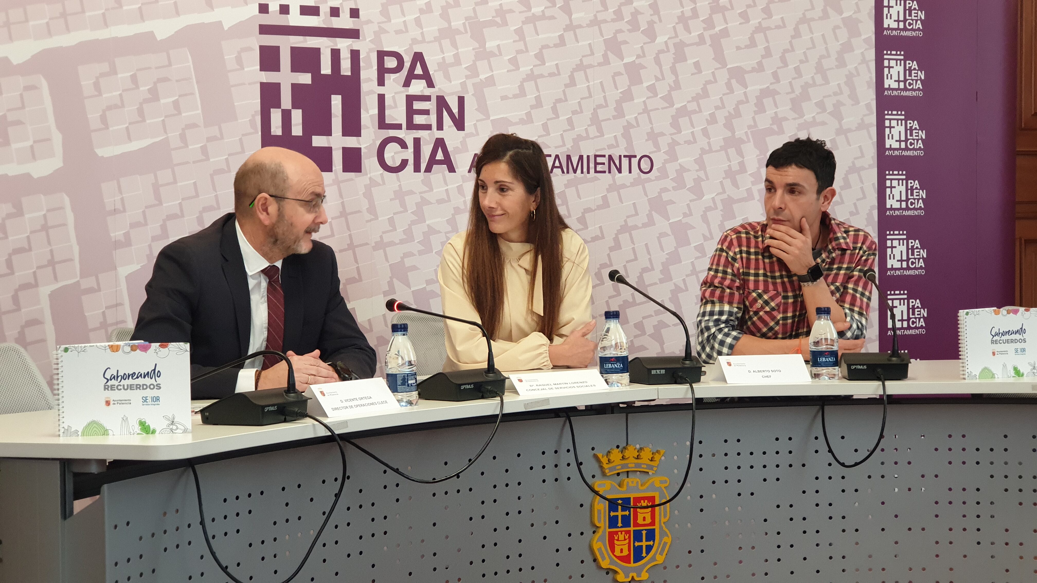 De izquierda a derecha, Vicente Ortega, director de Clece, Raquel Martín, concejala de Servicios Sociales y el chef palentino Alberto Soto, colaborador del proyecto