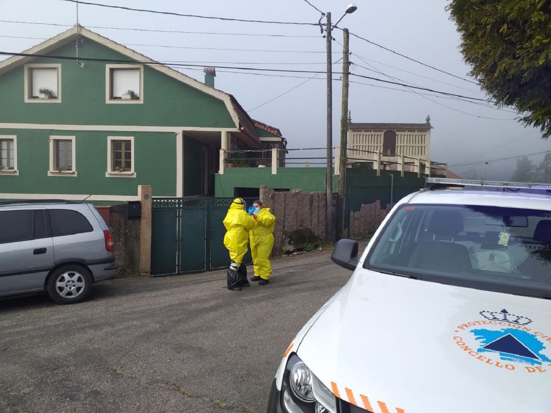 El Servizo Municipal de Emerxencias y Voluntarios de Protección Civil de Mos acompañan a las trabajadoras del SAF a los domicilios para facilitarles la colocación de los EPIs.