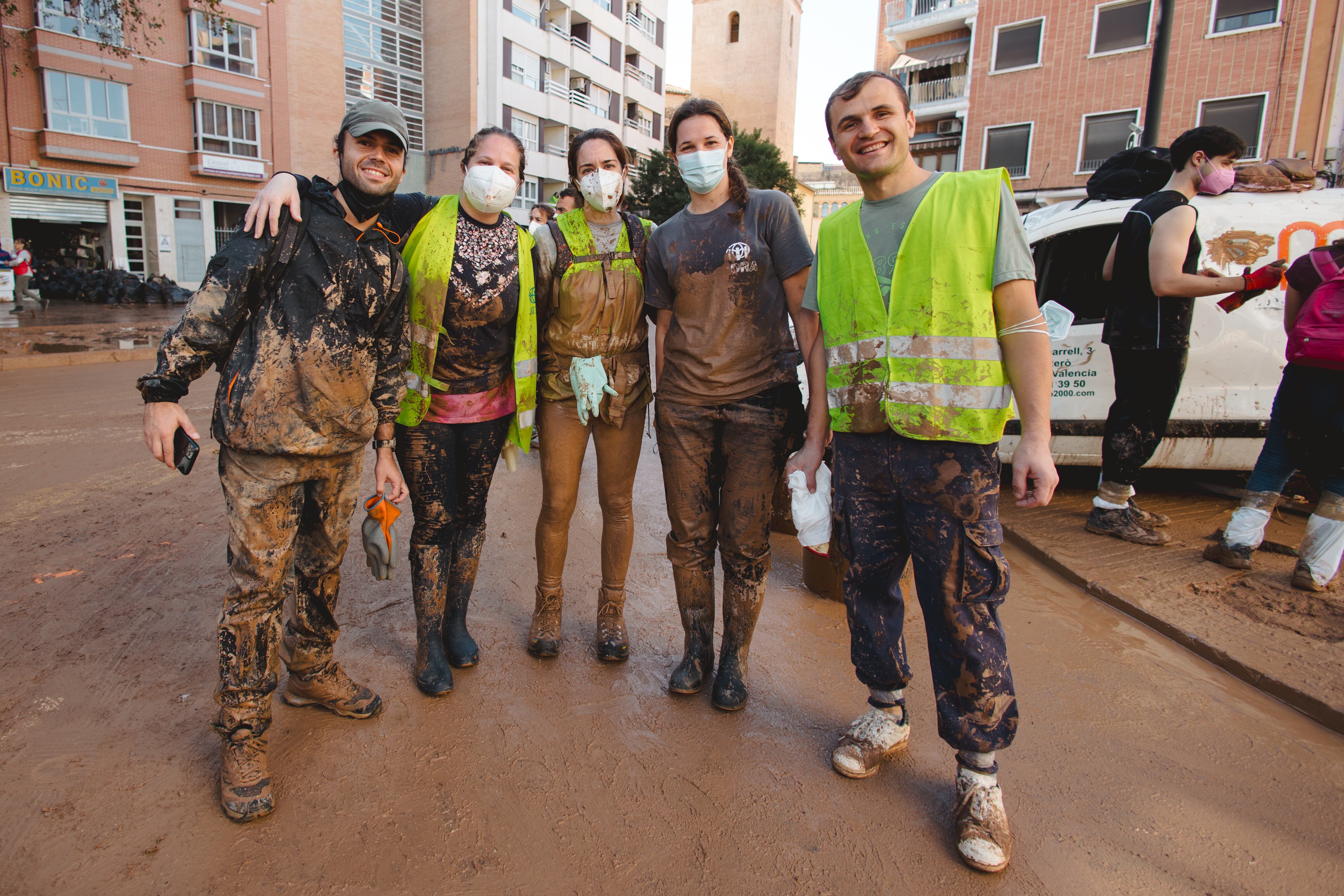 Voluntarios ayudan en la DANA. Fuente: Radio Xàtiva Cadena SER / Miguel Ángel Valls Escobar