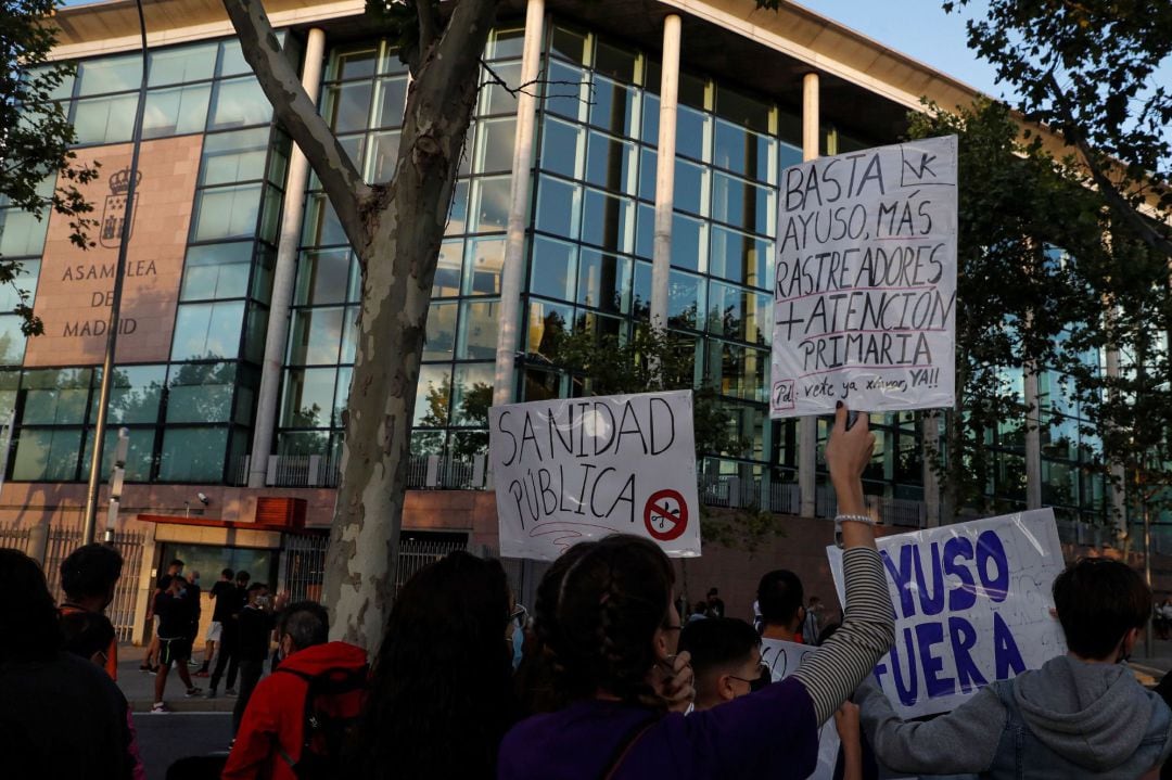 Asociaciones de vecinos protestan frente al Centro de Salud Ángela Uriarte en favor de la Sanidad Pública y contra los confinamientos selectivos, en el barrio de Puente de Vallecas, este jueves en Madrid.