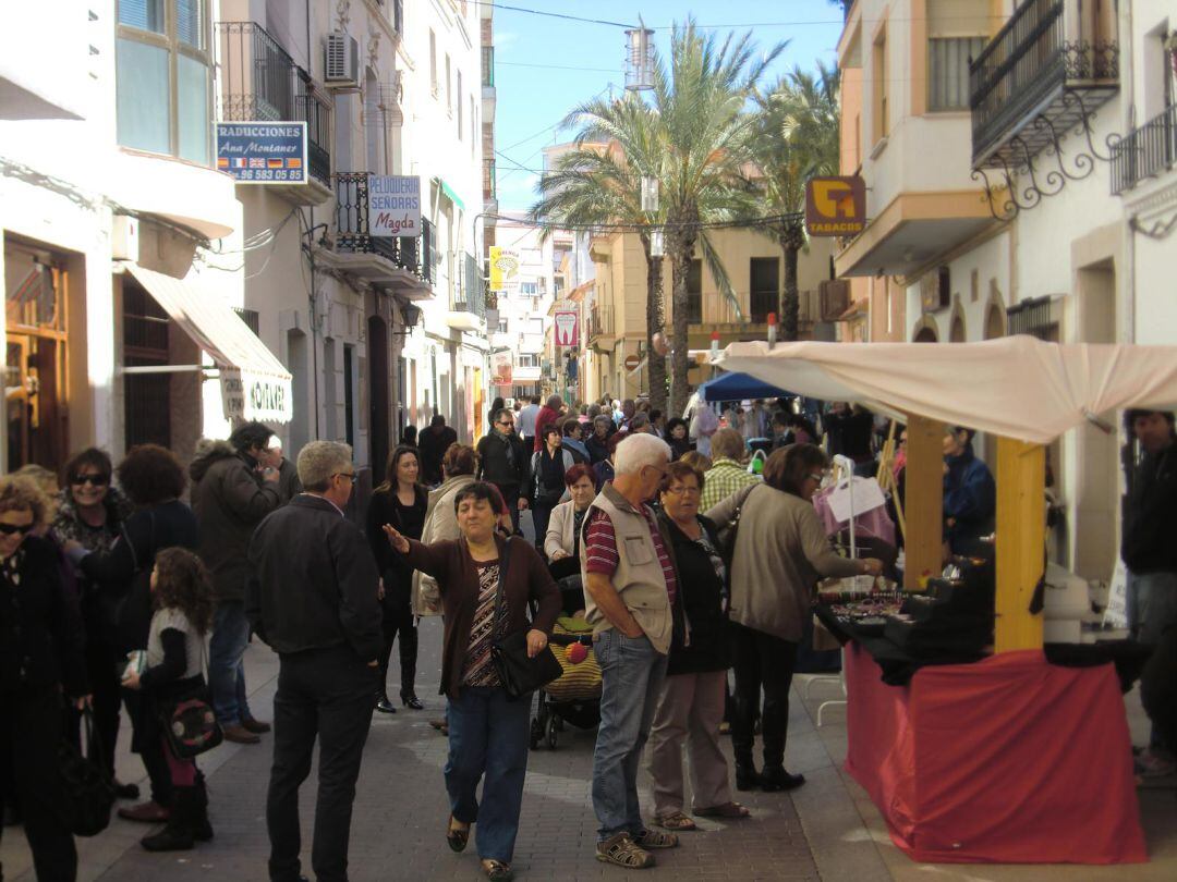 Mercado casco antiguo de Calp. Imagen de archivo. 