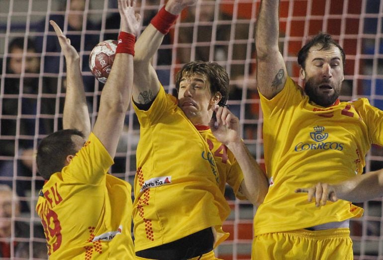 GRA287. OVIEDO, 10/01/2015.- El jugador de la selección noruega de balonmano Kristian O&#039;Sullivan (d) lanza ante (i-d) Juan Andreu, Viran Morros y Joan Canellas, de España, durante el partido de la segunda jornada del Torneo Internacional Memorial Domingo 