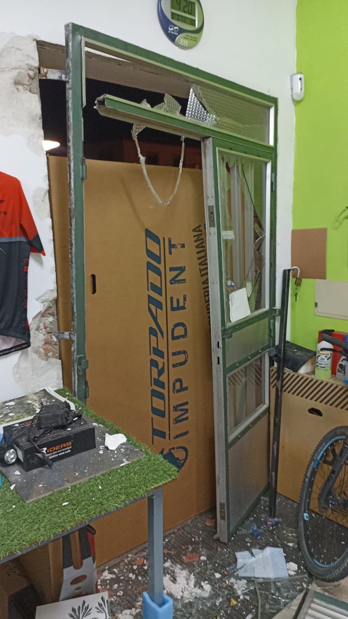 Alunizaje en una tienda de bicicletas en Sonseca