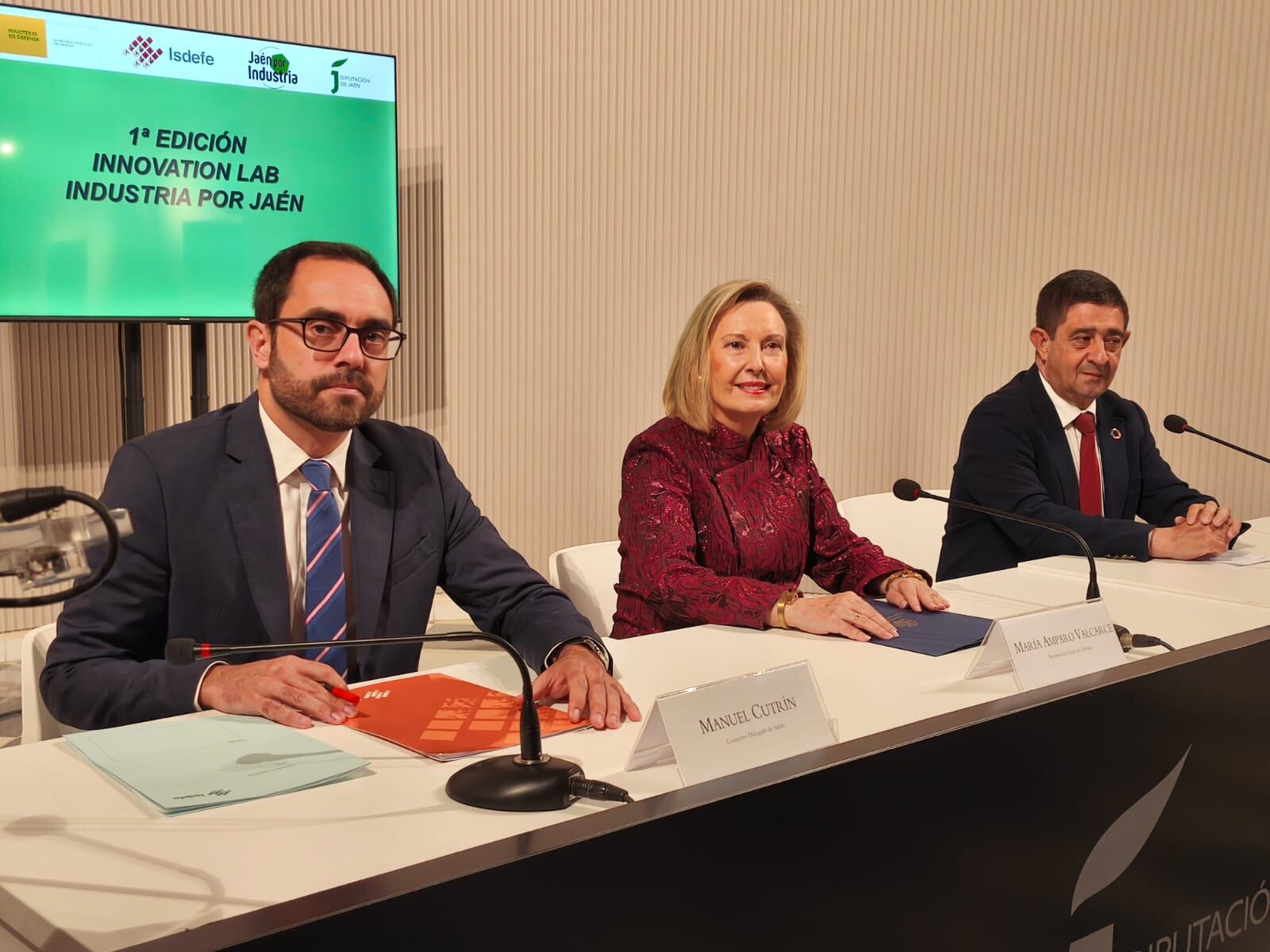 (De derecha a izquierda) El presidente de la Diputación, Francisco Reyes, junto a la secretaria de Estado de Defensa, María Amparo Valcarce, y al consejero delegado de Isdefe, Manuel Cutrín.