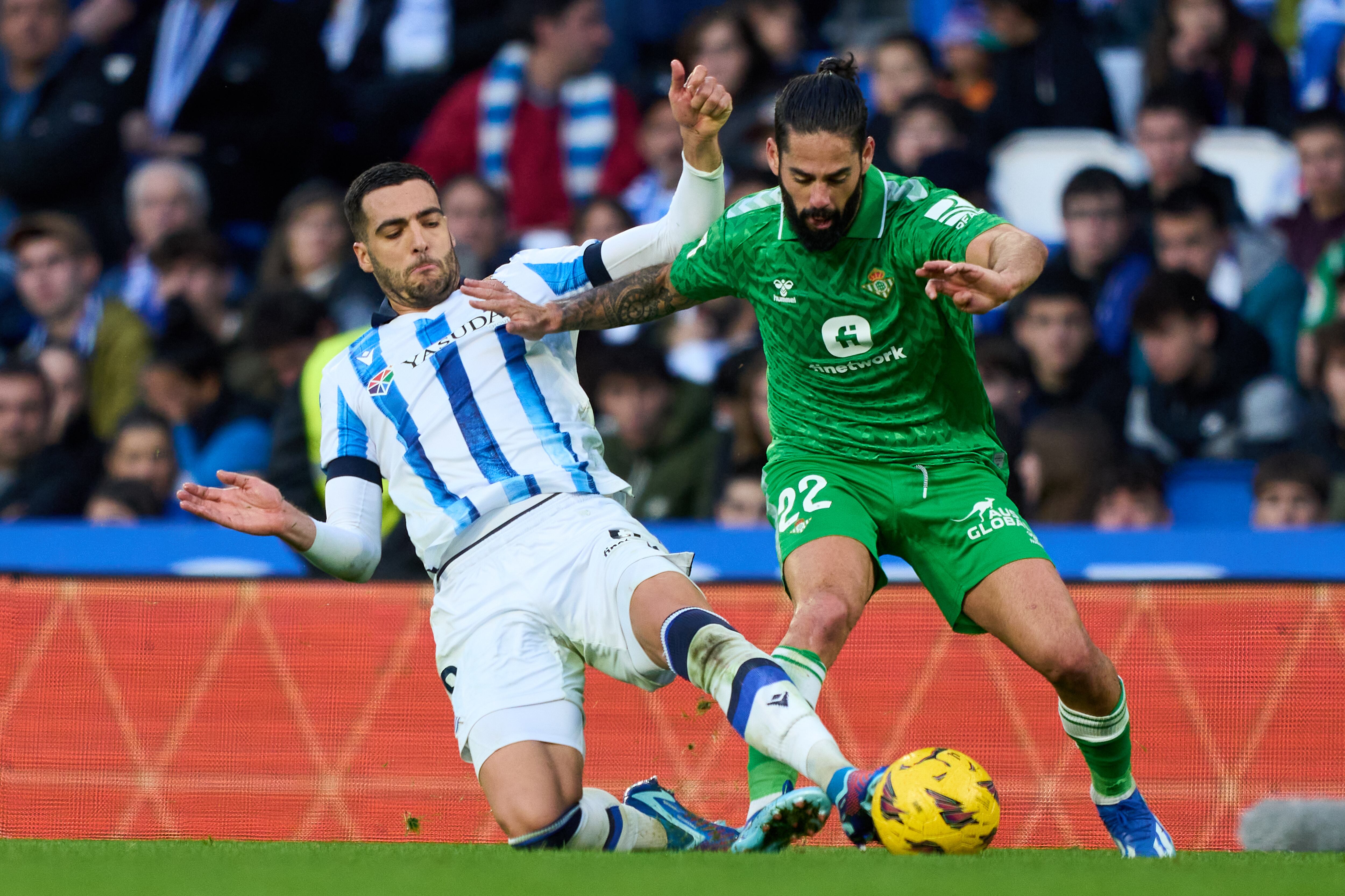 Isco y Merino pugnan el balón en el último Real Sociedad - Betis