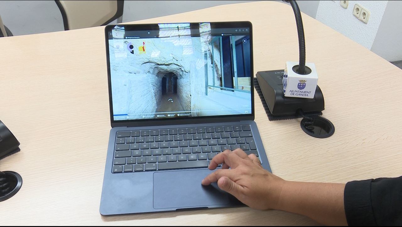 Una persona visita virtualmente los refugios de Gandia.