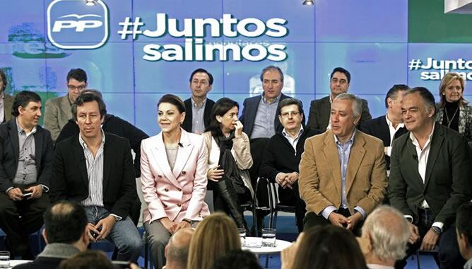 La secretaria general del PP, María Dolores de Cospedal, acompañada de varios dirigentes en la inauguración del primero de los debates que el partido celebra en Madrid los fines de semana bajo el título &#039;Juntos salimos&#039;