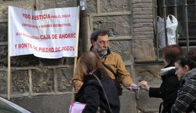 Damián Sanz durante sus protestas frente al juzgado de Segovia por el caso de las prejubilaciones de Caja Segovia