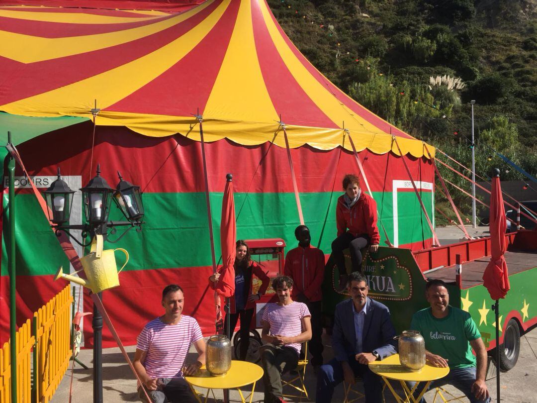 Parte de los actores de &quot;Gure Zirkua&quot; junto al alcalde de San Sebastian Eneko Goia en Sagües.