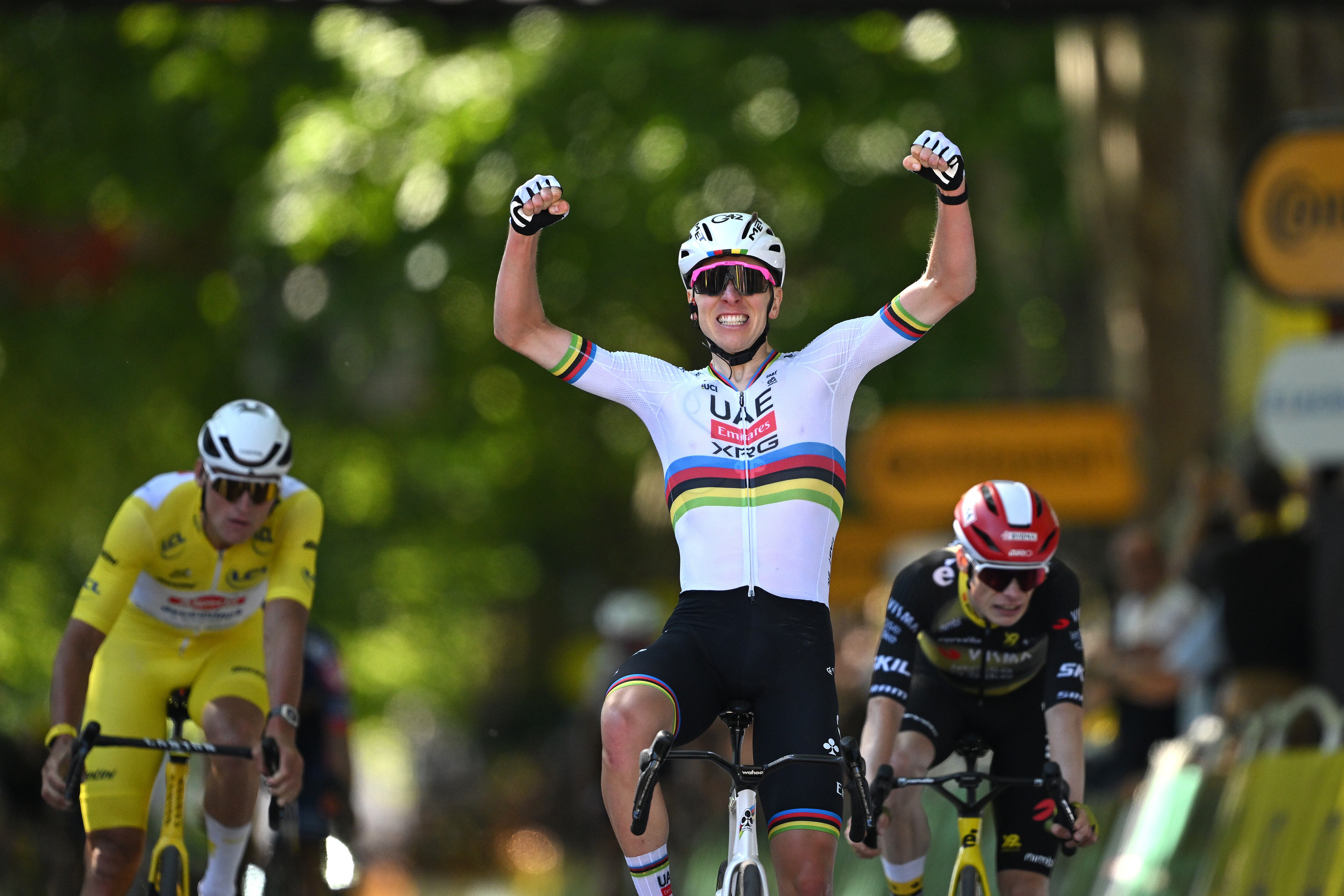 Tadej Pogacar celebra su victoria en la cuarta etapa del Tour