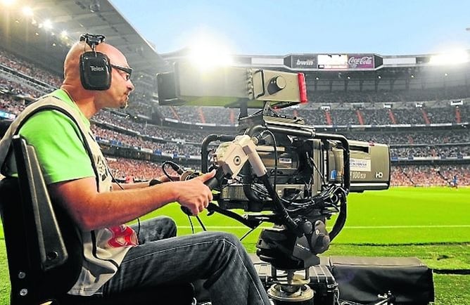 Cámara de televisión en el Santiago Bernabéu