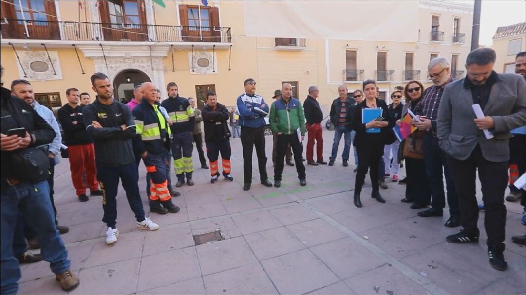 Reunión en la Plaza de España de los trabajadores municipales