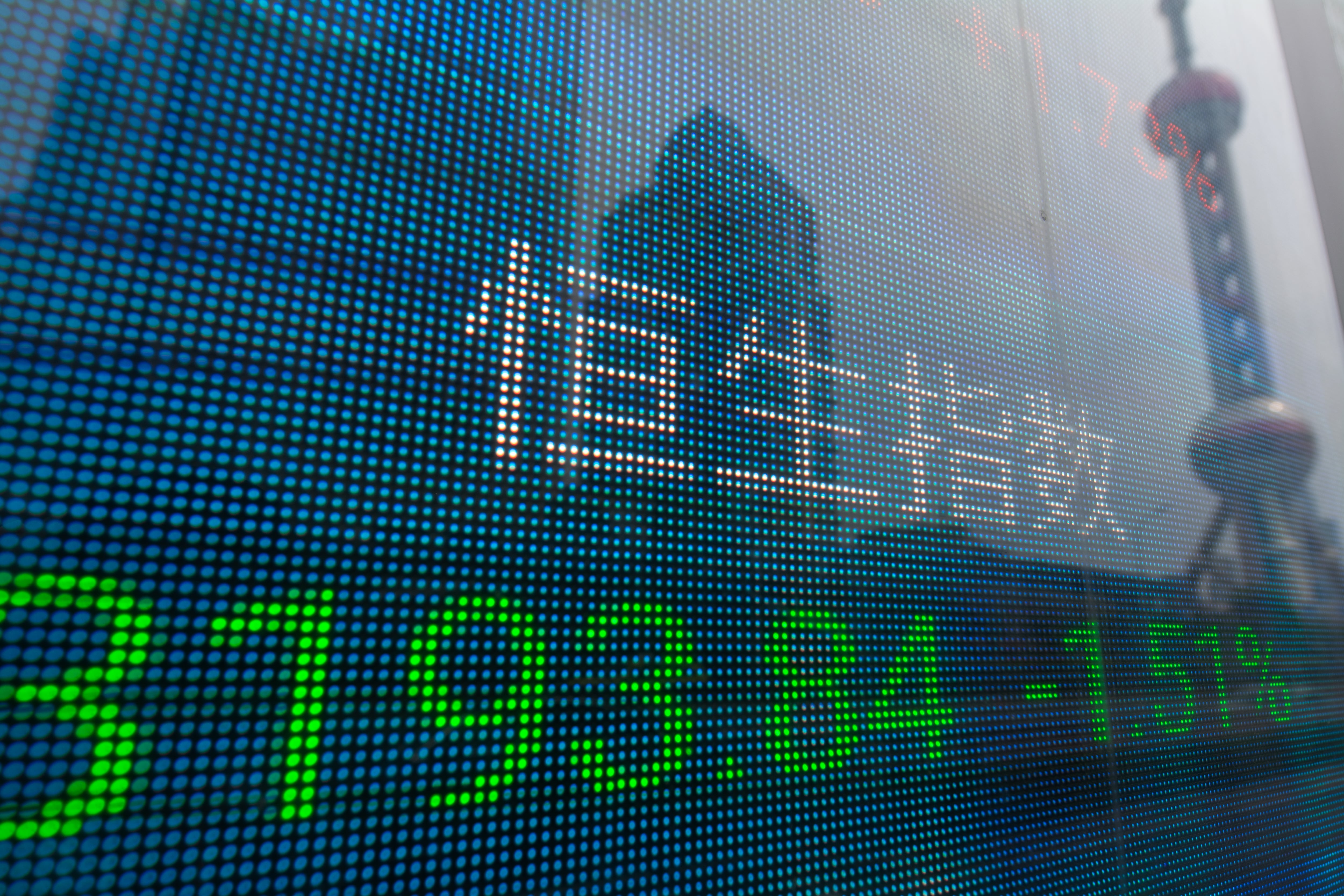 Una vista general de la Bolsa de Valores de Hengsheng se muestra en Lujiazui en Shanghai, China. (Photo by Ying Tang/NurPhoto via Getty Images)
