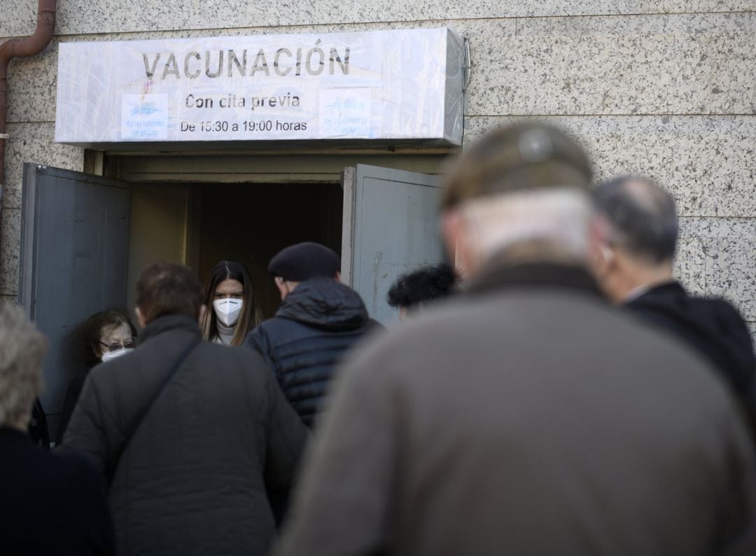 Varias personas esperan a ser vacunadas a las puertas del Centro de Salud de Atención Primera Daroca, a 12 de abril de 2021, en Madrid (España).