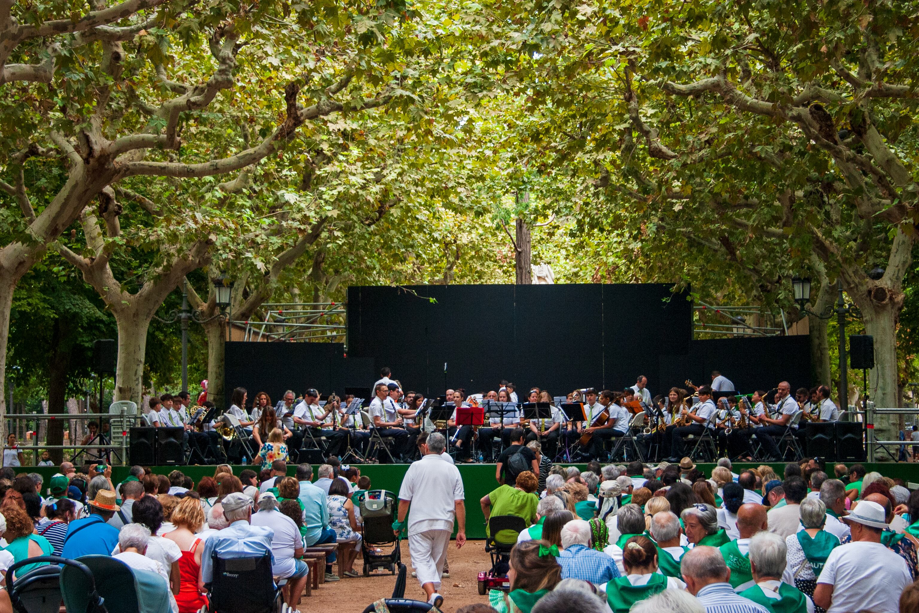 El concierto de la Banda de Música de Huesca, dirigido por Alejandro Escuer, atrajo a públicos de todas las edades hasta el Parque Miguel Servet