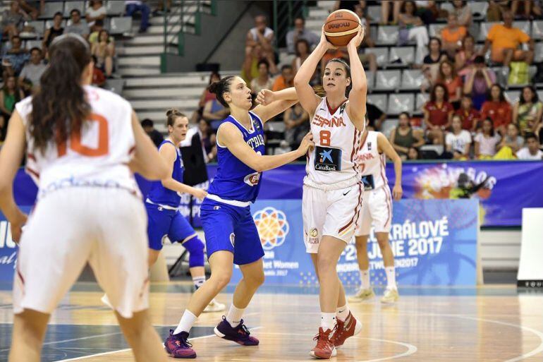 La jugadora española, Helena Orts, presionada por la italiana Zandalasini.