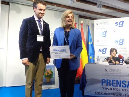 Fátima Báñez recibe de manos de Enrique García, el premio al mérito político