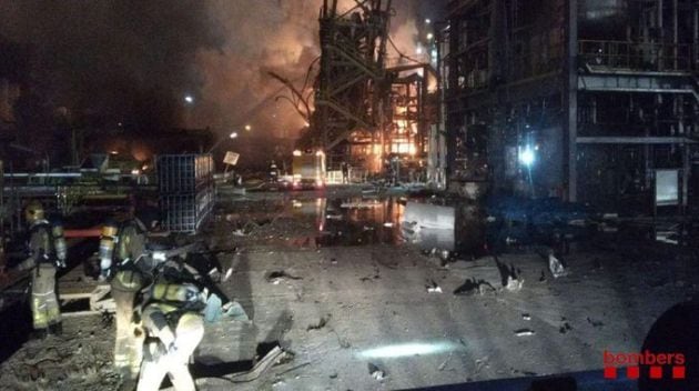 FOTOGALERÍA | Bomberos trabajando en el incendio por la explosión en La Canonja.