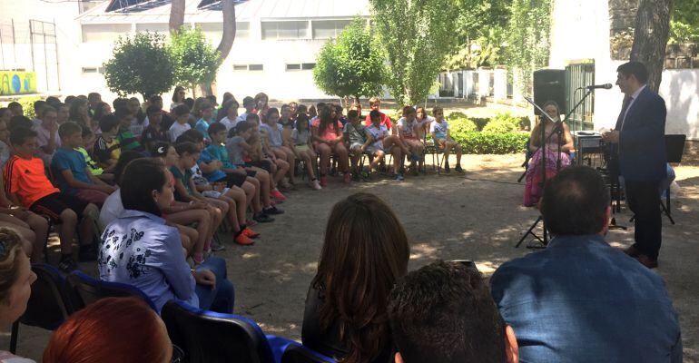 El presidente de la Diputación de Jaén, Francisco Reyes, ha participado en la tertulia musical celebrada en el colegio San Juan de la Cruz de Baeza.