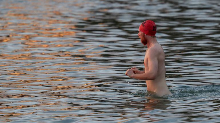 Bañistas participan en el Nude Solstice Swim, como parte del festival de invierno Dark Mofo, en el río Derwent en Hobart, Tasmania, Australia, el 21 de junio de 2017. 