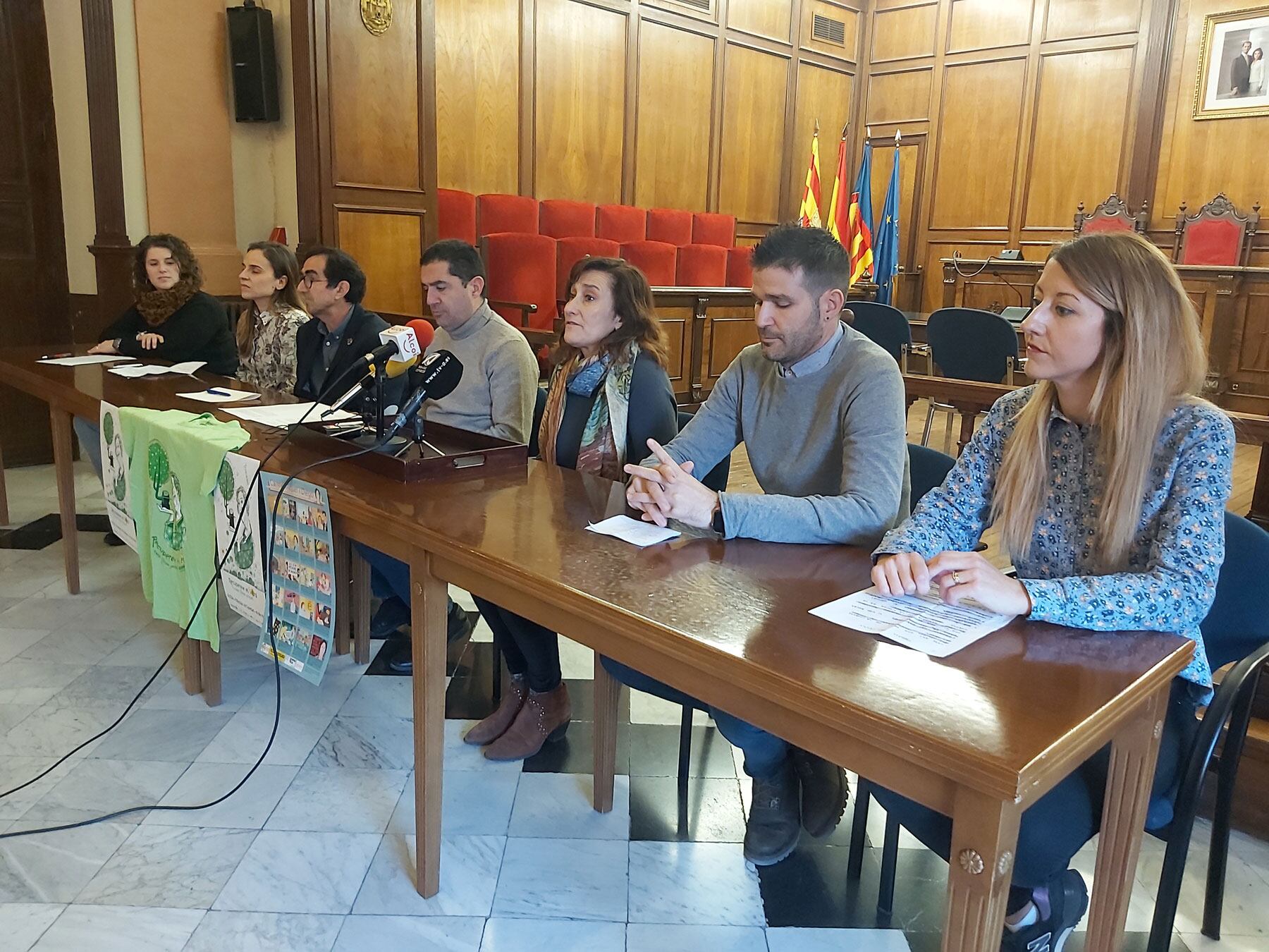 Representants dels tres centres organitzadors, la presidenta de la Coordinadora pel Valencià de l'Alcoià i El Comtat, el regidor d'Educació i l'alcalde d'Alcoi en la presentació de la Trobada