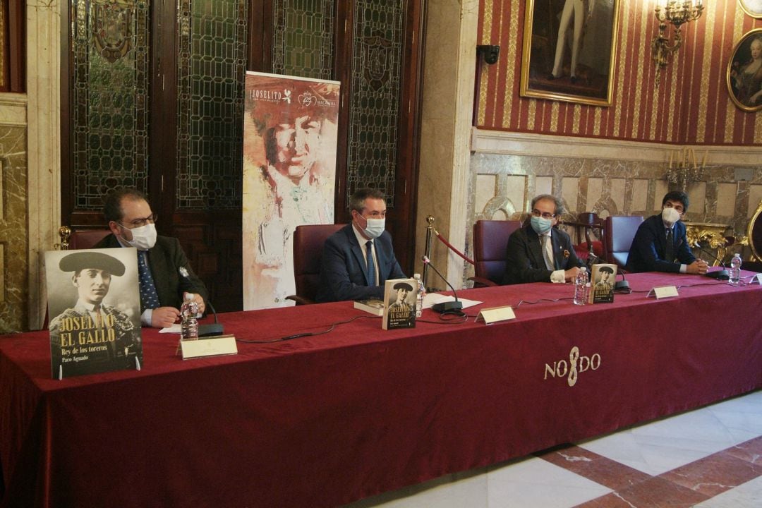 De izquierda a derecha, Paco Aguado, el alcalde Juan Espadas, el hermano mayor de La Macarena, José Antonio Fernández Cabrero, y el diestro Pablo Aguado, durante la presentación del libro &#039;Joselito El Gallo. Rey de los toreros&#039;